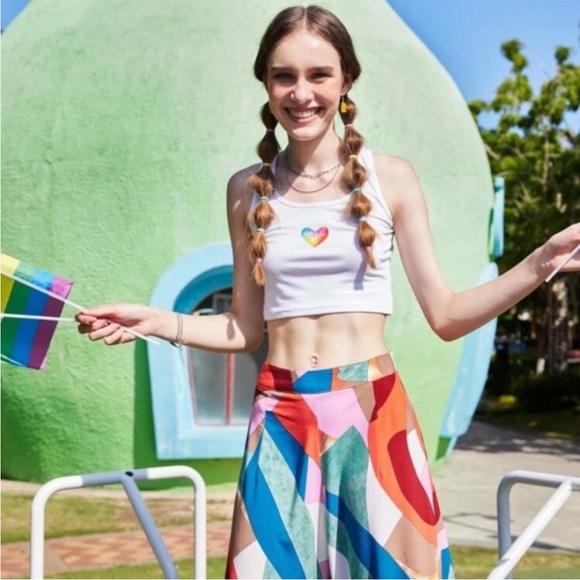 NWT Rainbow tie dye heart white crop top crew neck - Picture 6 of 7